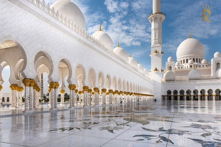 Experience the stunning beauty of the Sheikh Zayed Grand Mosque where intricate architecture meets serene surroundings creating a perfect backdrop for unforgettable moments in Abu Dhabi.